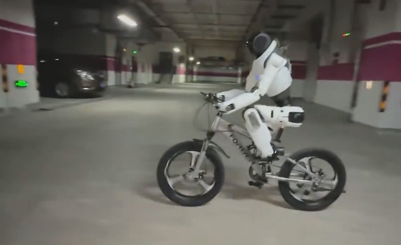 智元机器人发布全能探索机器人灵犀X2